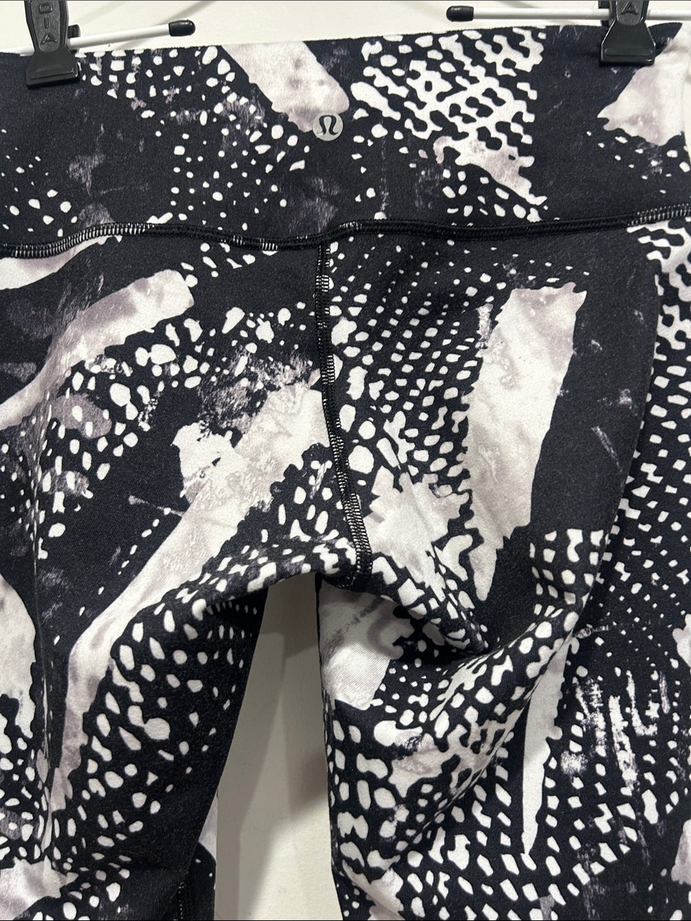 lululemon athletica Black & White Abstract Art to wear Print Leggings cropped 4 - Picture 4 of 5